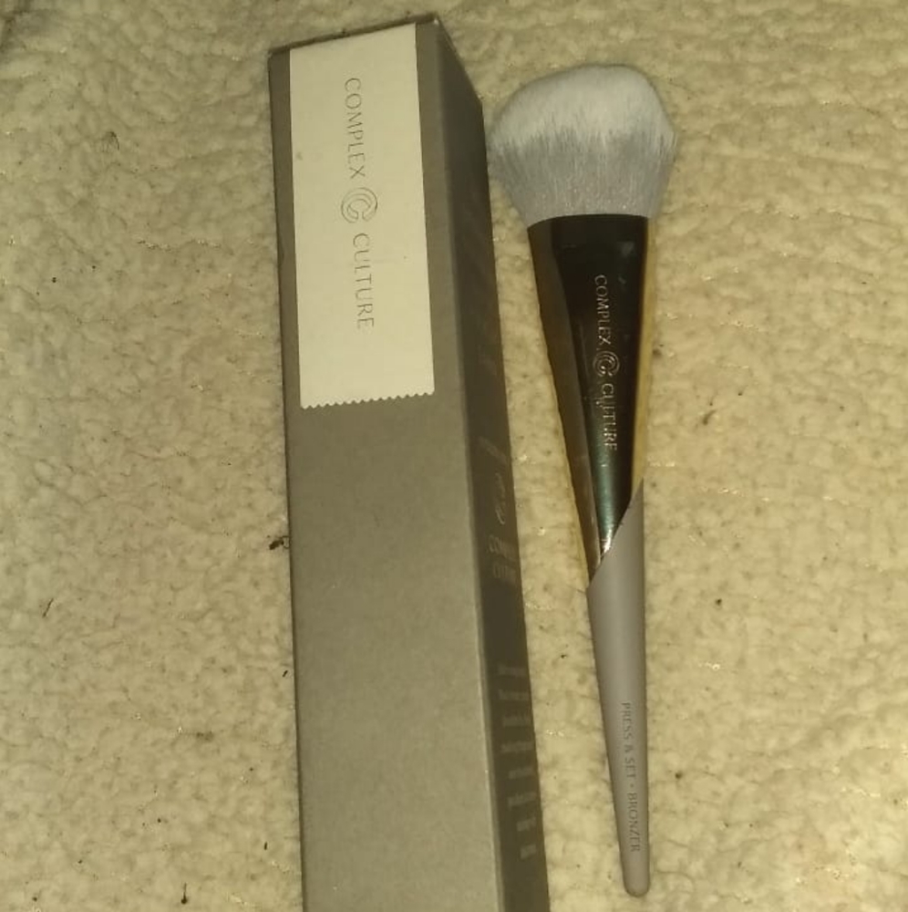 A bronzer/press and set powder brush